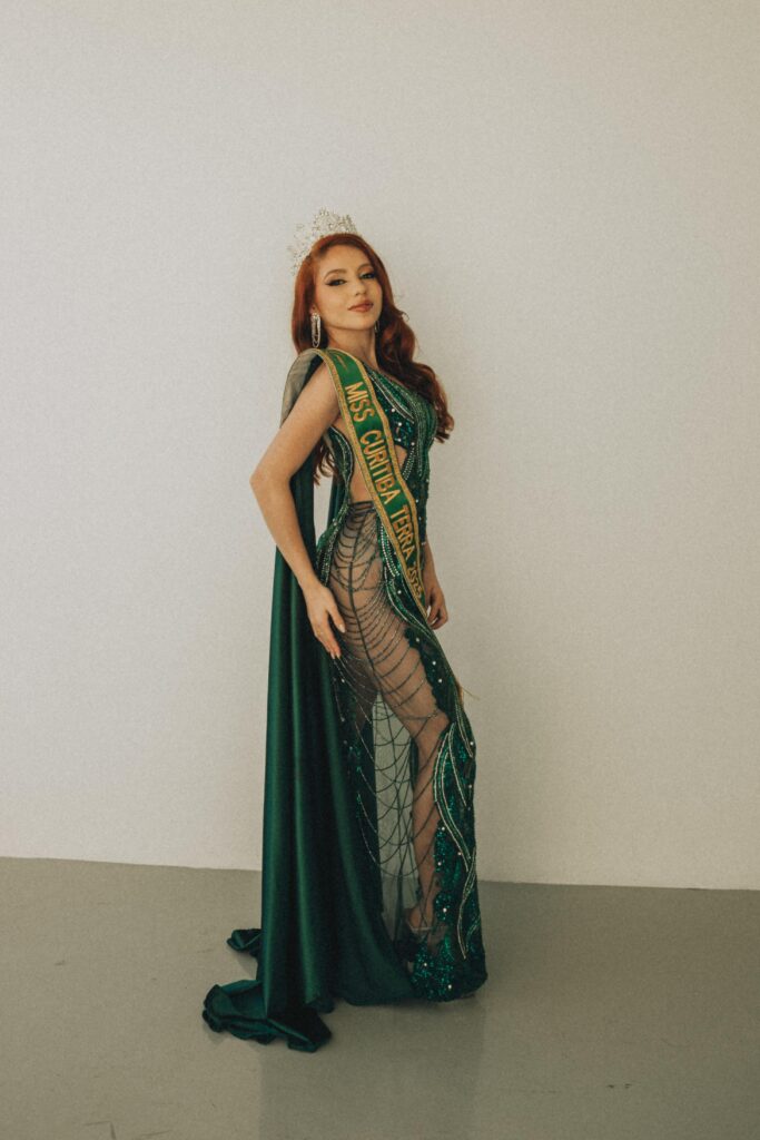 pexels-photo-32638884-32638884-683x1024 Miss Universo: Historia de un Negocio en Crisis de Identidad